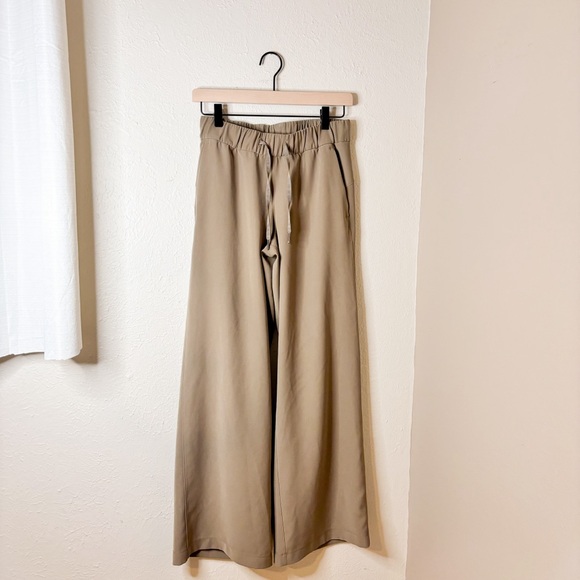 lululemon athletica Pants - Lululemon On The Fly Pant - Wide Leg - Woven in Frontier - Size 4 -
